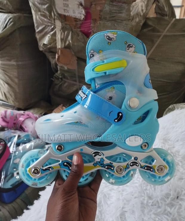 Skate Shoe/Skating Shoe Available in All Sizes and Colours