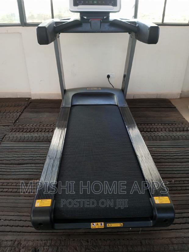 Heavy Commercial Treadmill (Body Strong) - thumbnail 2