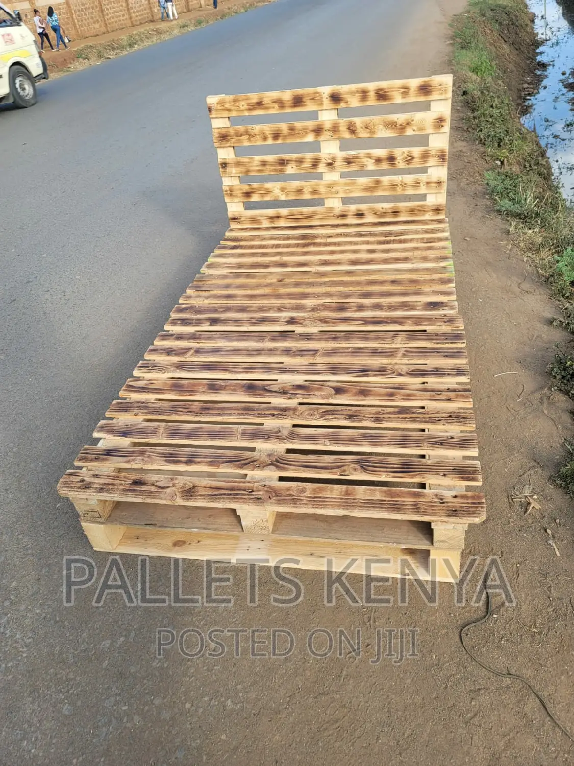 4*6 Pallet Bed Detachable and Blazed Pallet Bed. (). in Kasarani
