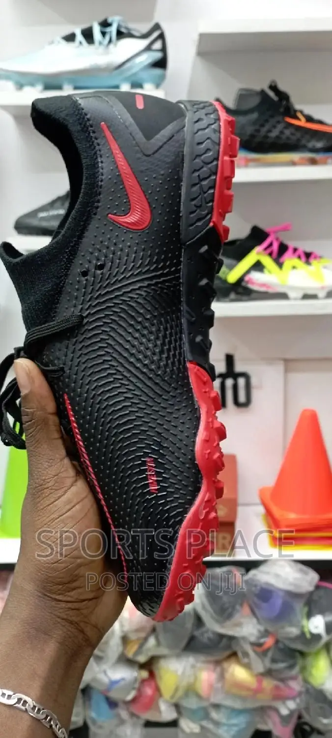 Nike Phantom Football Trainers