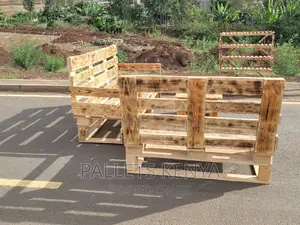 7 Seater Pallet Sofa Together With a Coffee Table. (#031 )