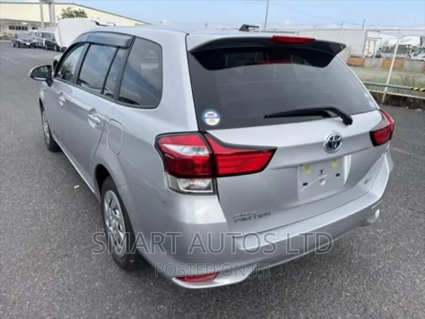 Toyota Corolla Fielder 2018 Silver