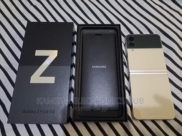 New Samsung Galaxy Z Flip 3 256 GB Silver - main view