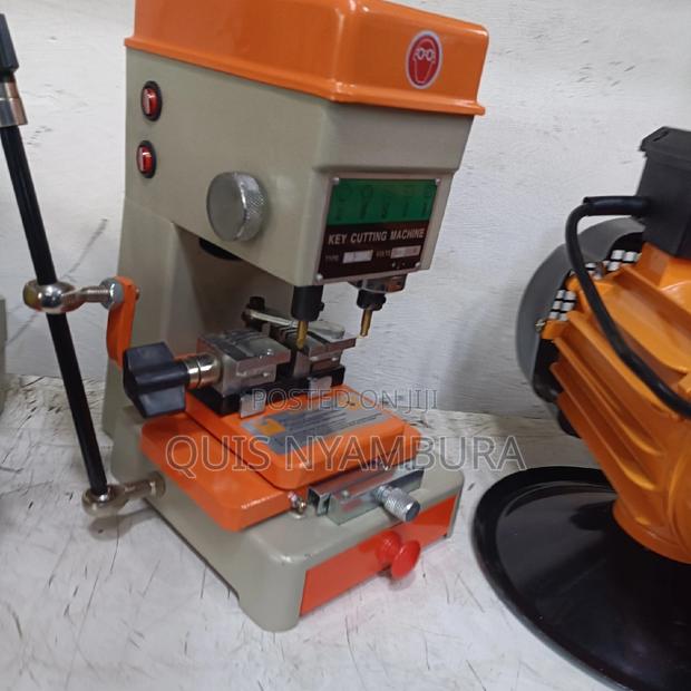 Key Cutter/ Key Cutting Machine . - thumbnail 3
