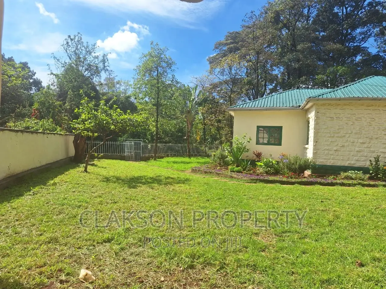 4bdrm Townhouse / Terrace in State House Road for rent