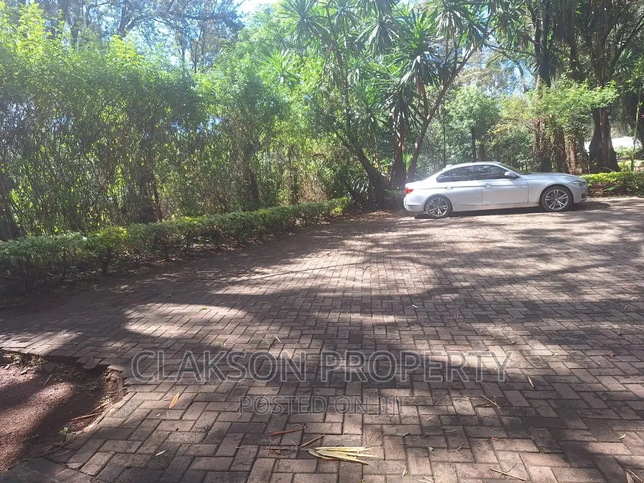 4bdrm Townhouse / Terrace in State House Road for rent