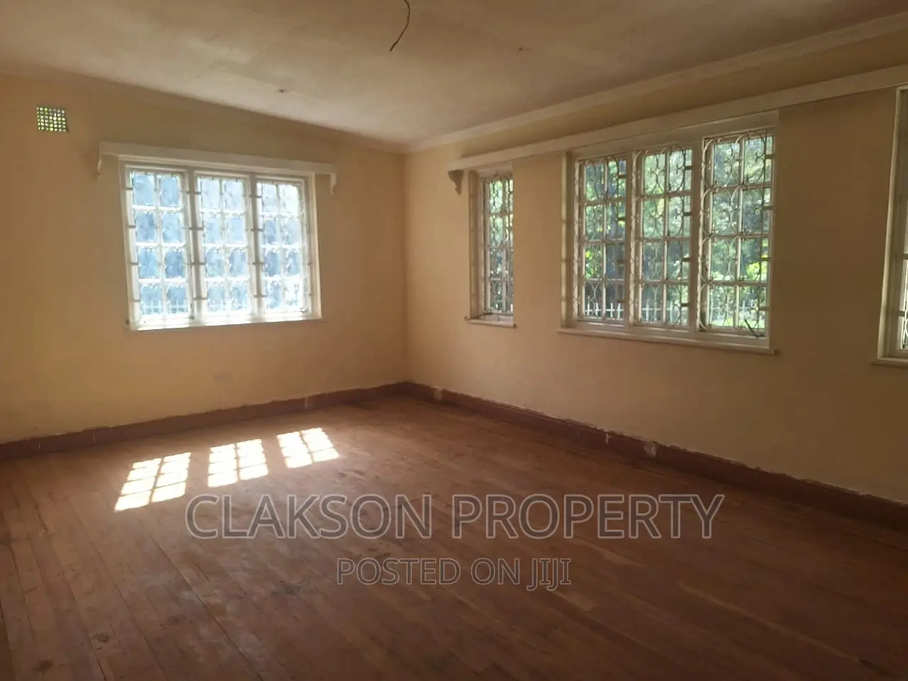 4bdrm Townhouse / Terrace in State House Road for rent