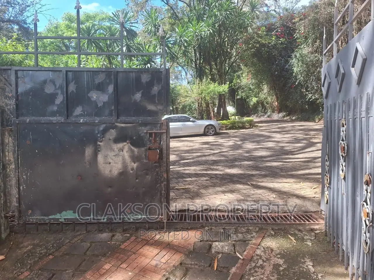 4bdrm Townhouse / Terrace in State House Road for rent