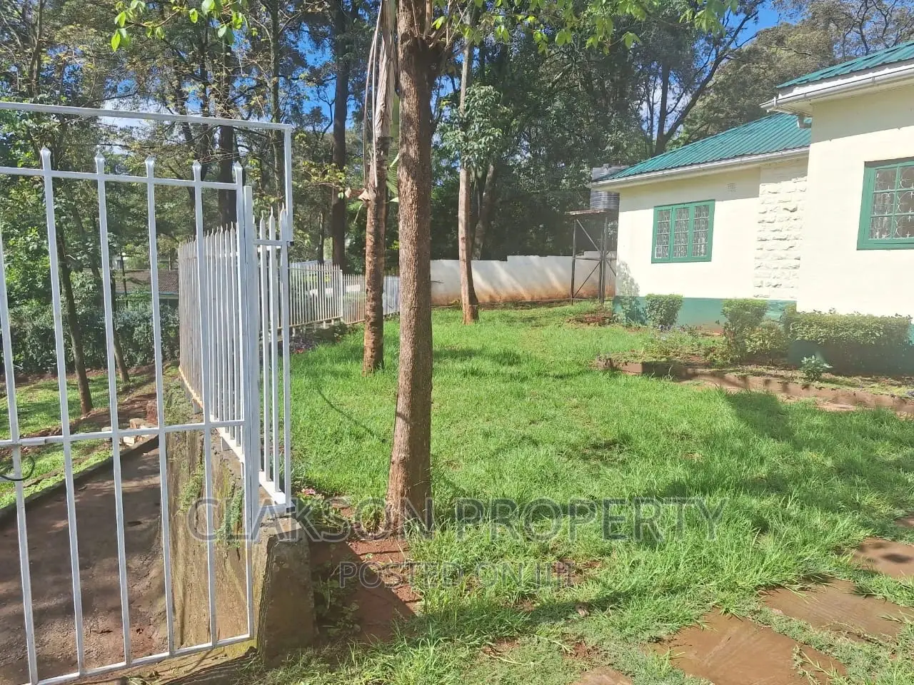 4bdrm Townhouse / Terrace in State House Road for rent
