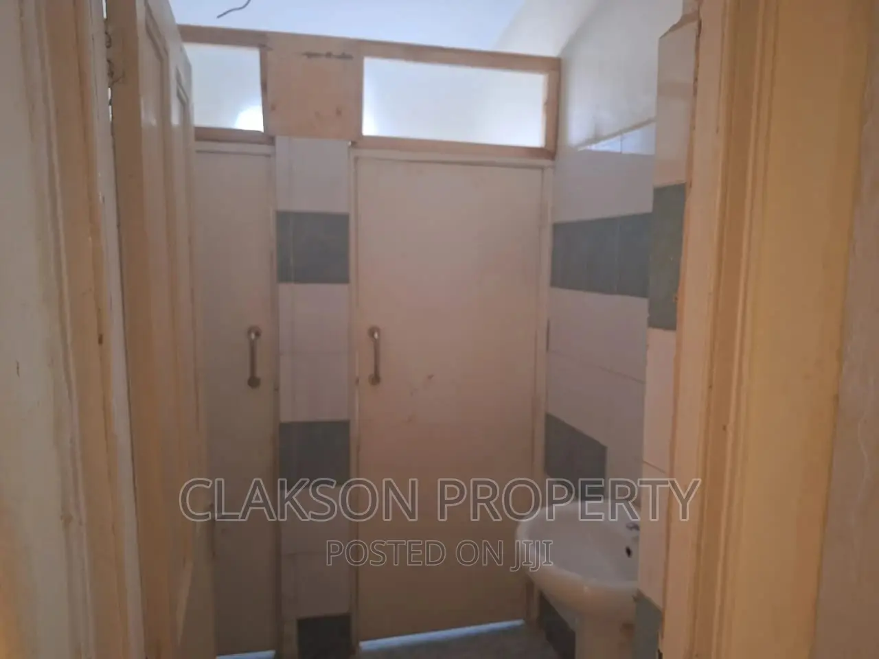 4bdrm Townhouse / Terrace in State House Road for rent