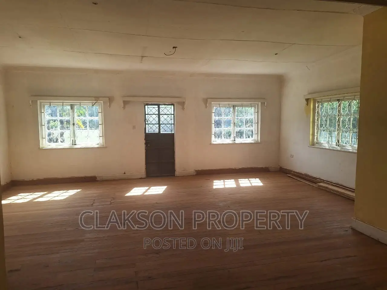 4bdrm Townhouse / Terrace in State House Road for rent