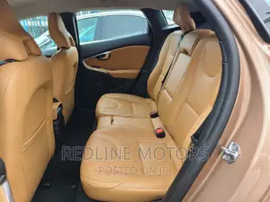 Volvo V40 2017 Gold