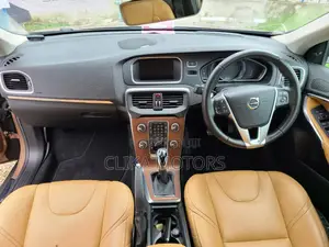 Volvo V40 2017 Gold