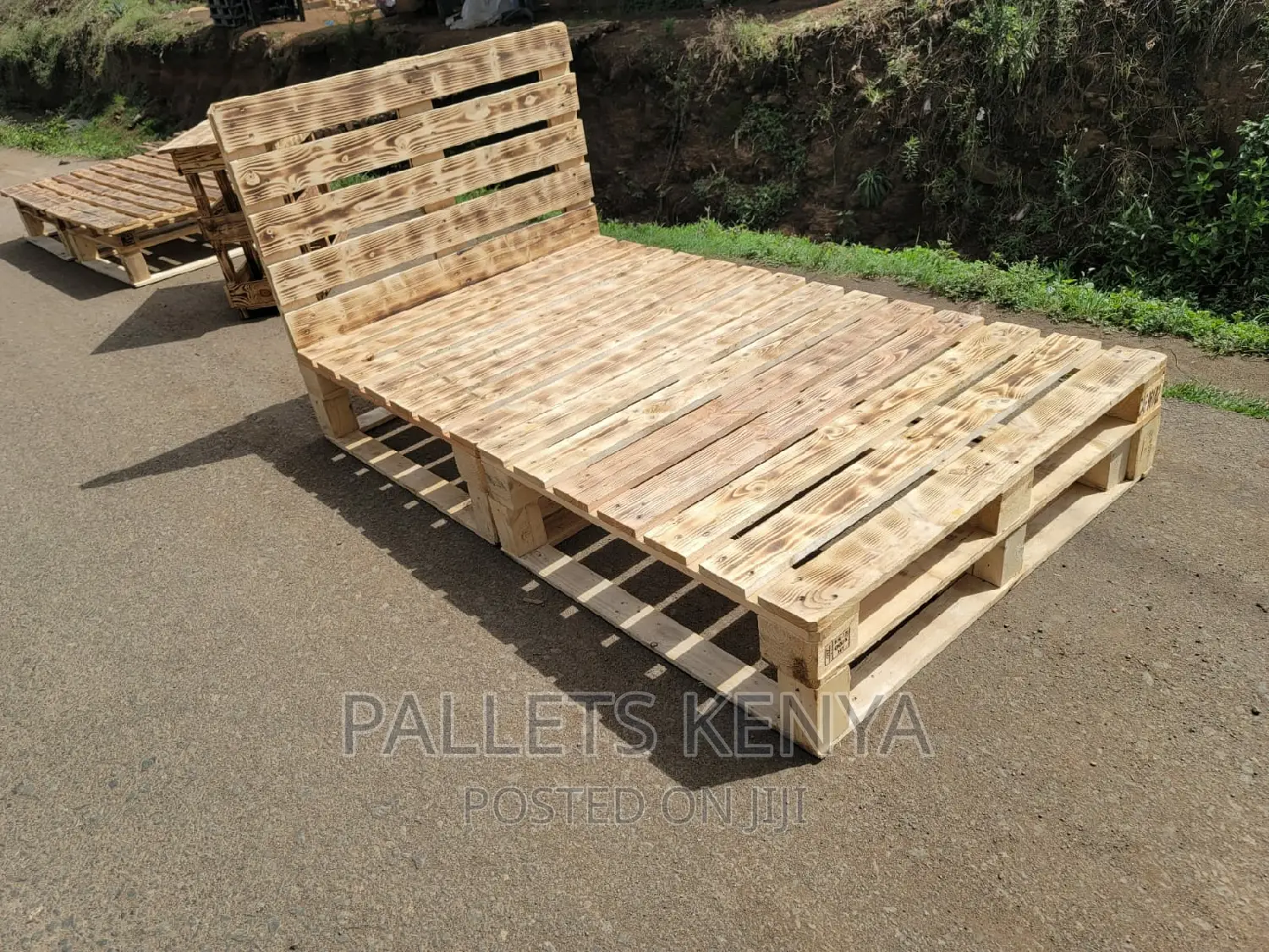 Pallet Bed- 4*6 Detachable and Blazed Pallet Bed. (#Fcz02,3)