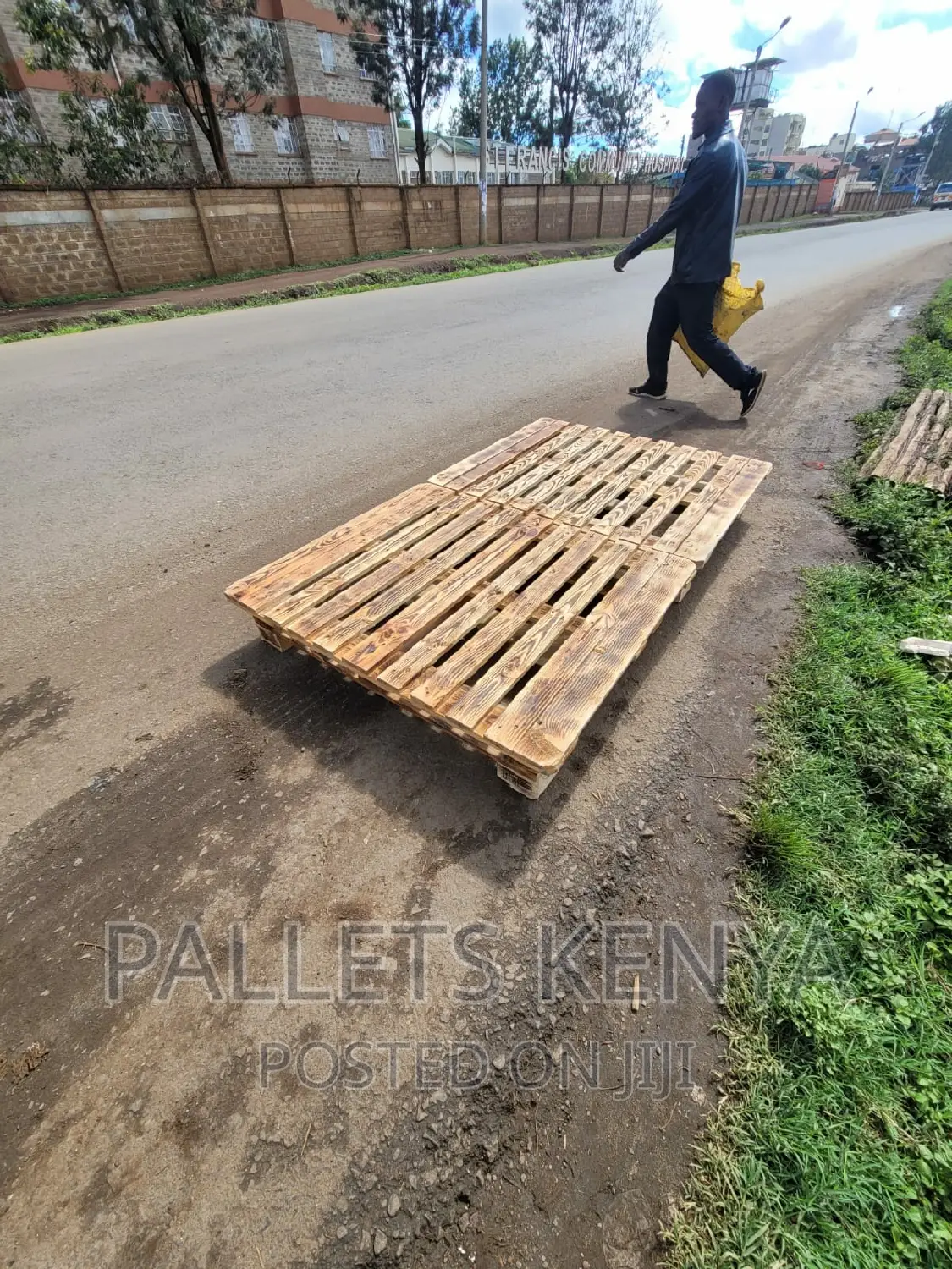 Pallet Bed- 4*6 Slightly Raised Pallet Bed. (#YC05)
