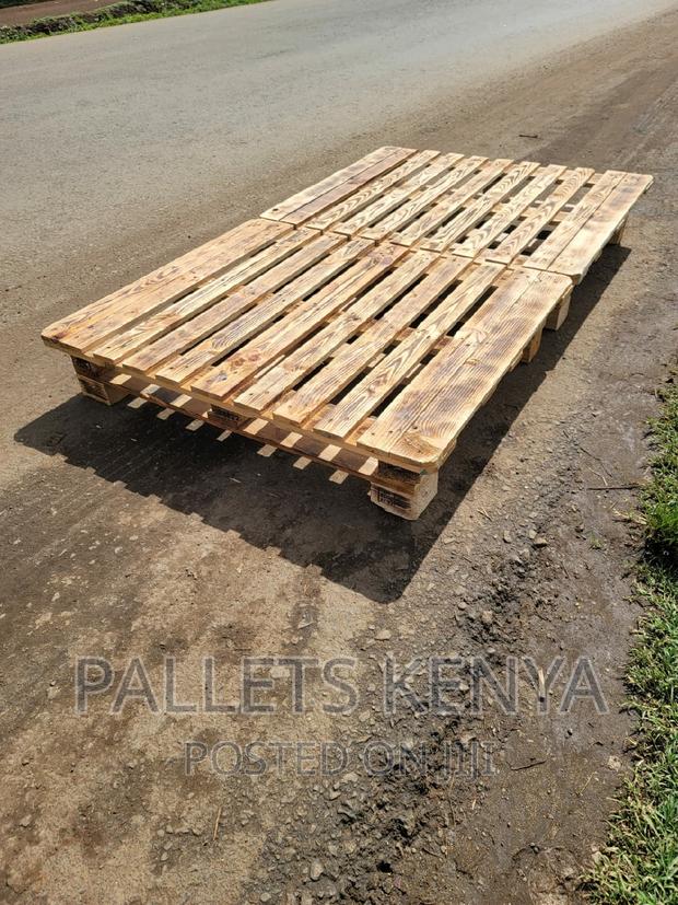 Pallet Bed- 4*6 Slightly Raised Pallet Bed. (#YC016)