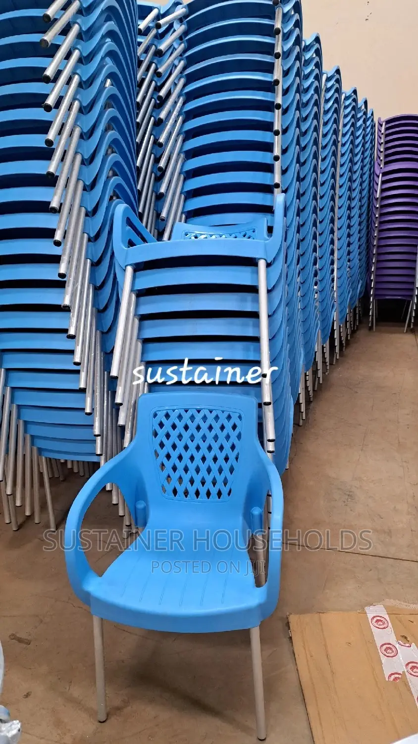 Plastic Chairs With Metallic Legs