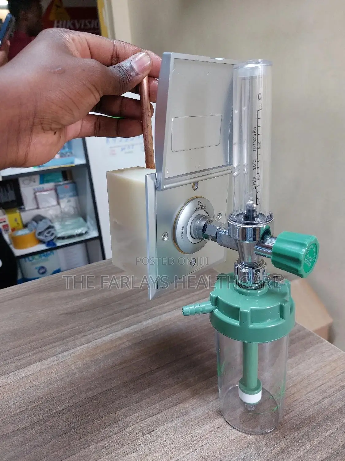 Oxygen Outlet With Wall Mount Oxygen Regulator.