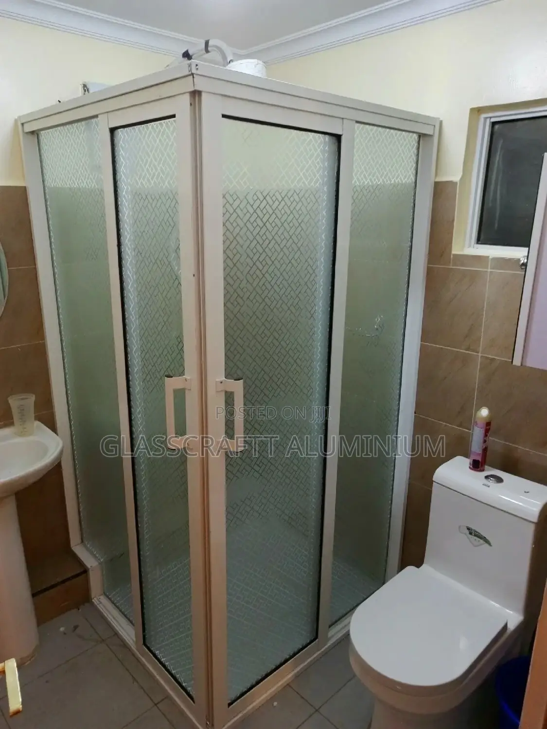 White Aluminum Shower Cubic