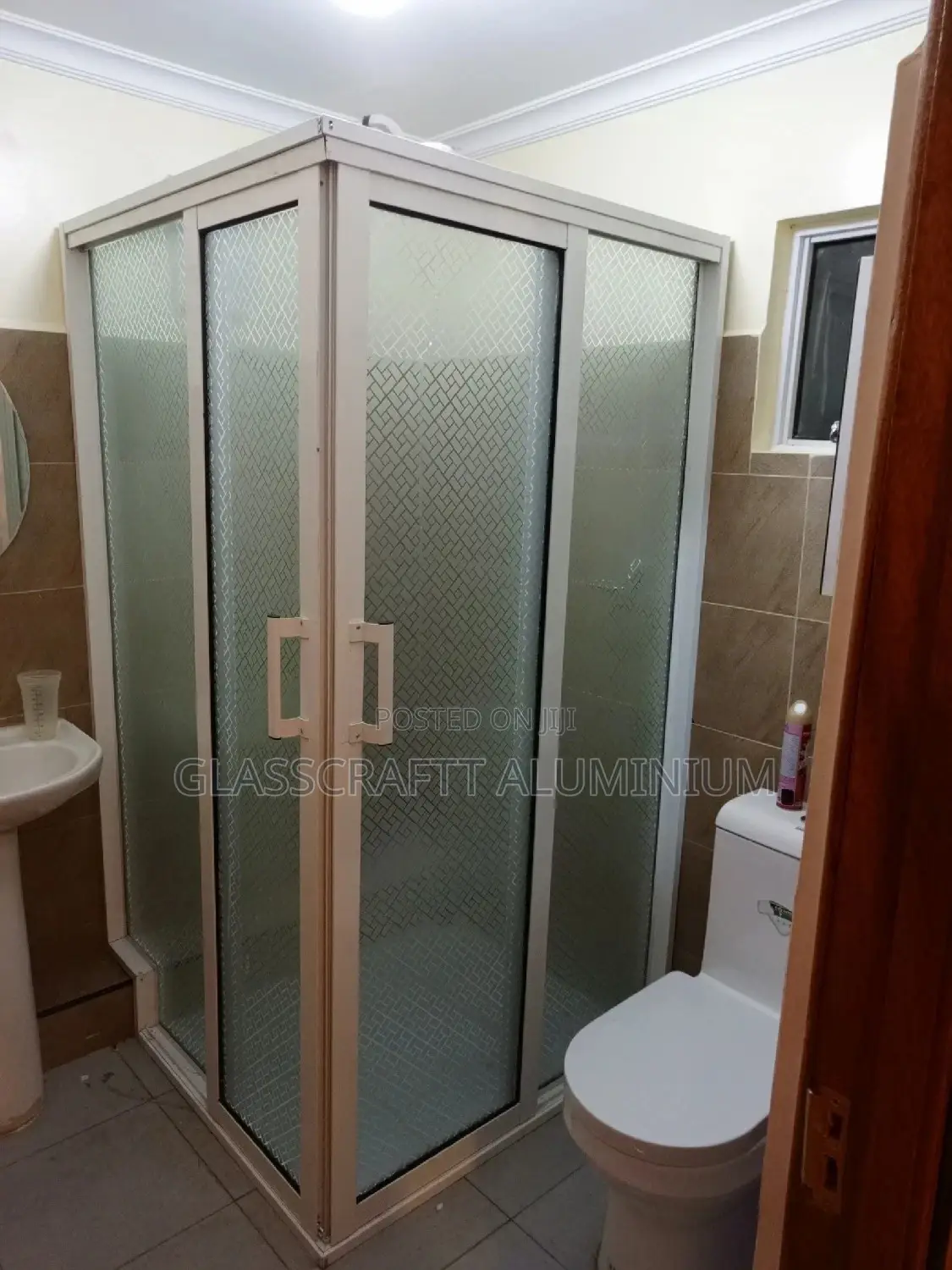 White Aluminum Shower Cubic
