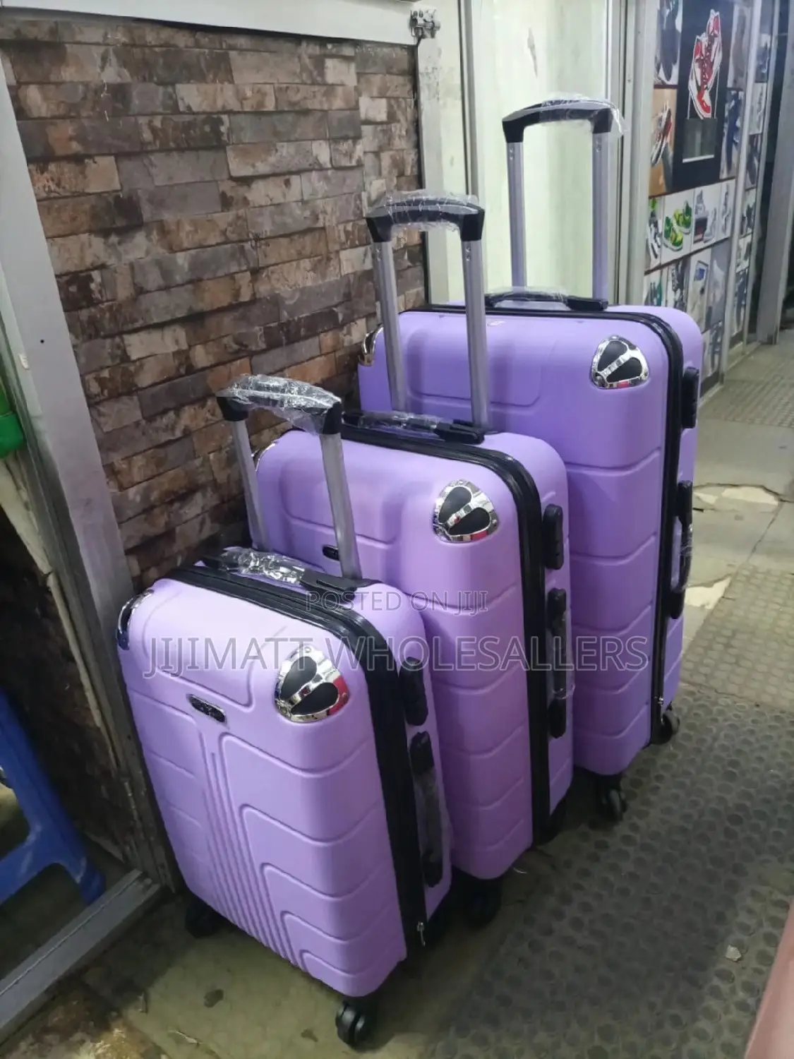 *3 in 1 Luxurious Fibre Suitcase*
Zipper Closure Frame