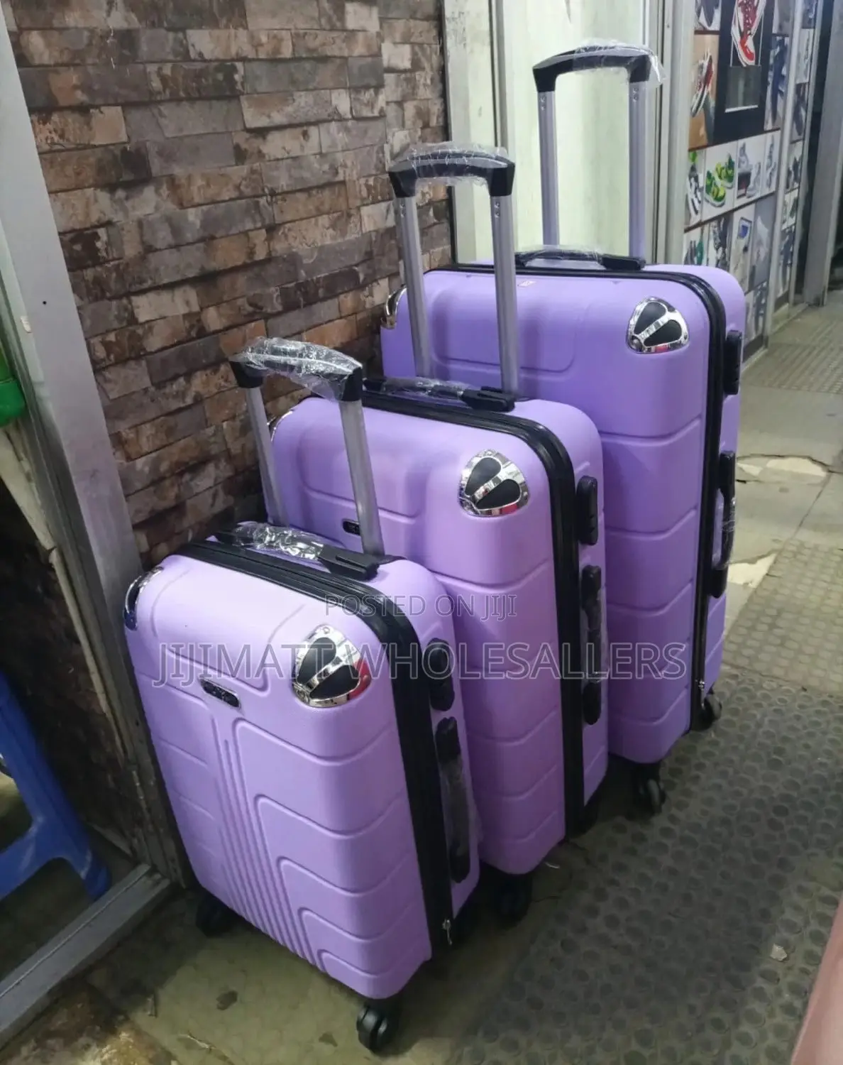*3 in 1 Luxurious Fibre Suitcase*
Zipper Closure Frame