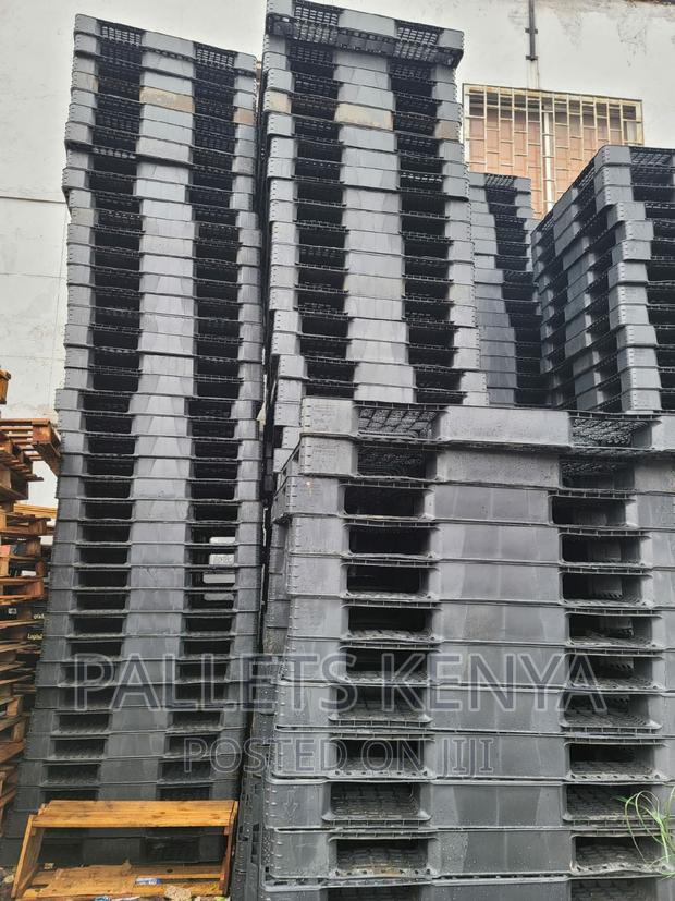 Plastic Pallets- Heavy and Strong Plastic Pallets. (#Z01)