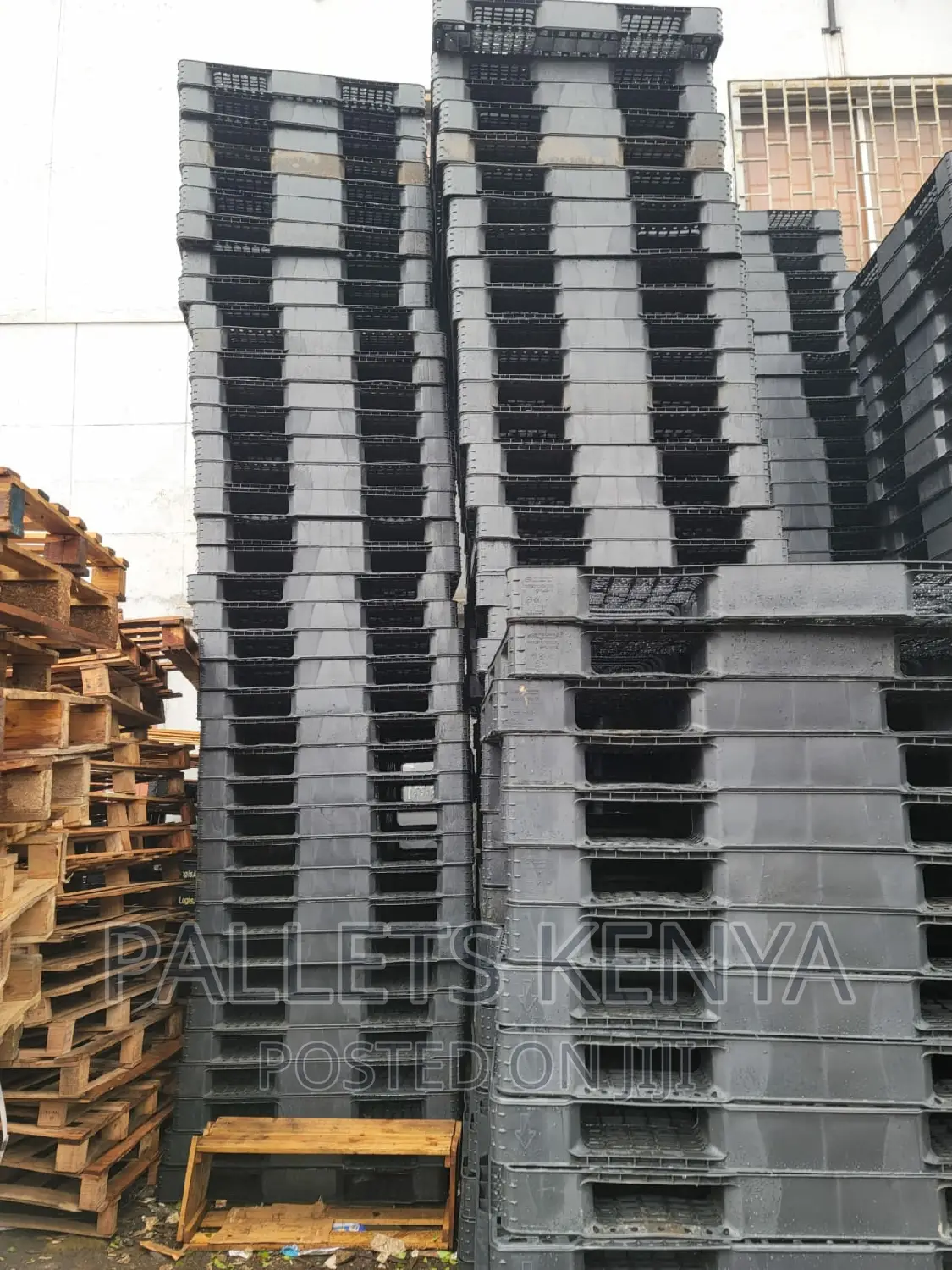 Plastic Pallets- Heavy and Strong Plastic Pallets. (#Z01)