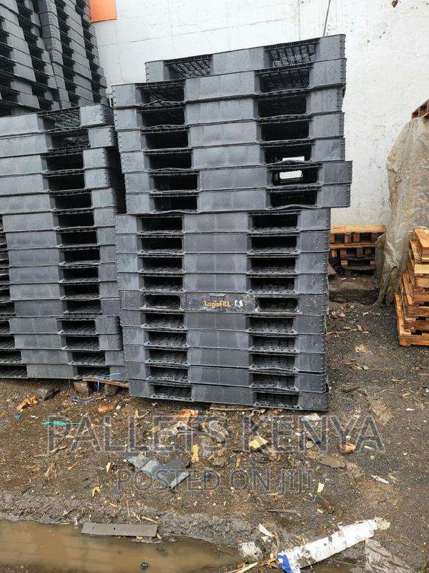 Plastic Pallets- Heavy and Strong Plastic Pallets. (#Z03) - main view