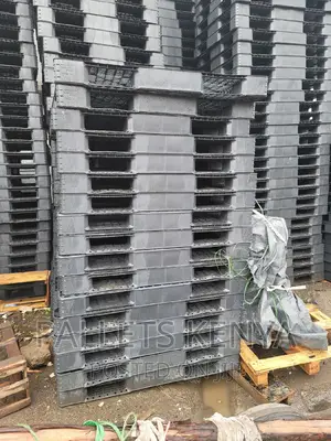 Plastic Pallets- Heavy and Strong Plastic Pallets. (#Z06)