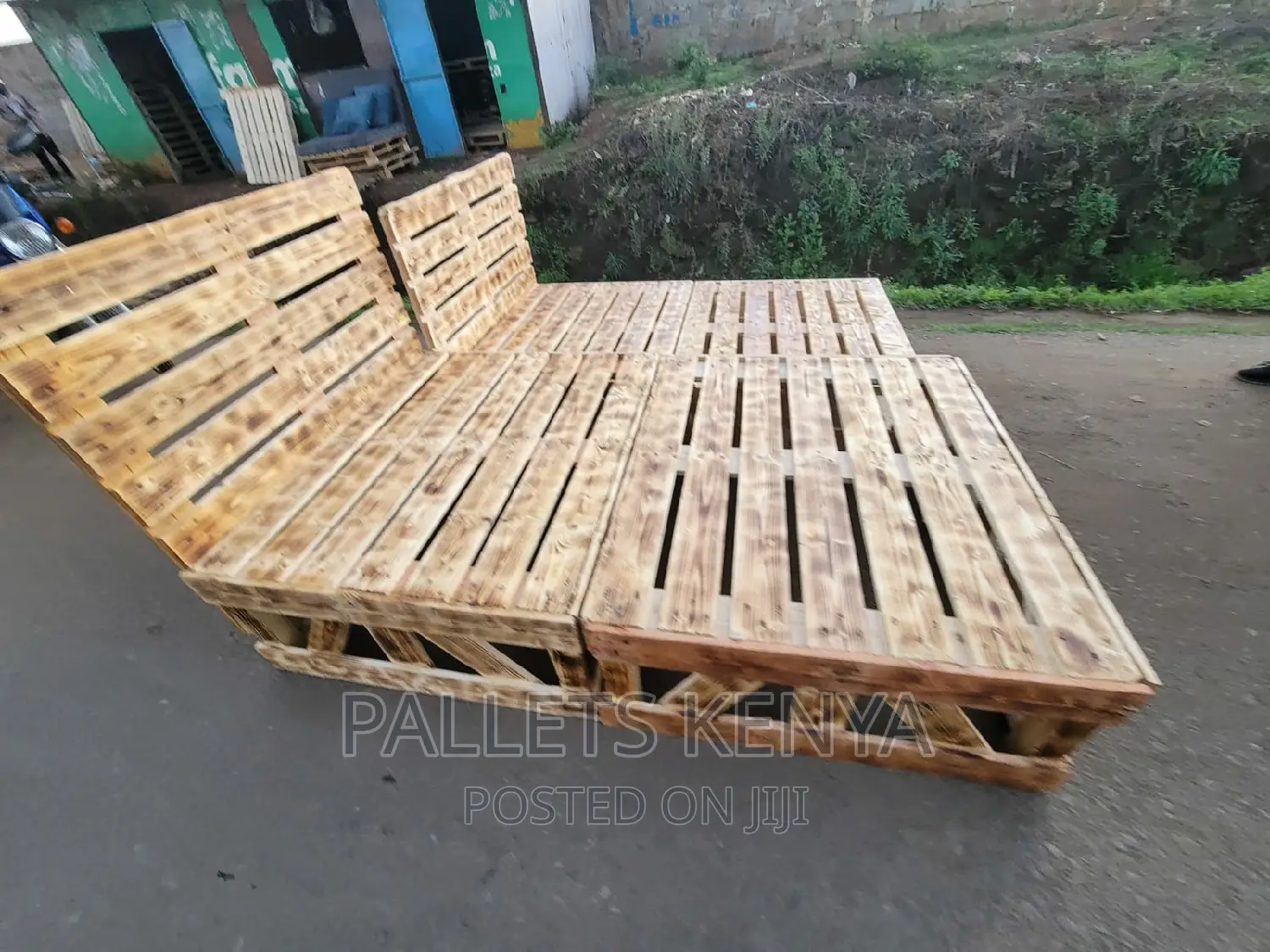 Pallet Bed- 4*6 Detachable and Blazed Pallet Bed. ($Z03)