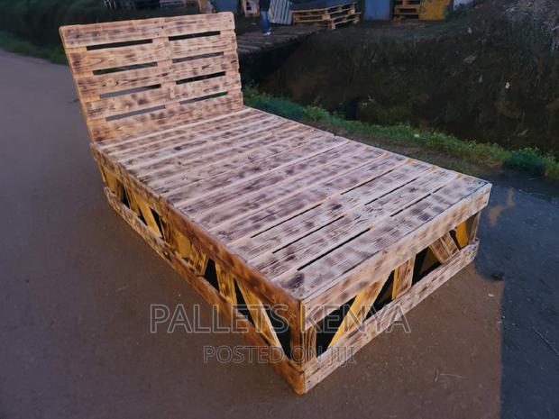 Pallet Bed- 4*6 Detachable and Blazed Pallet Bed. (#Z08)