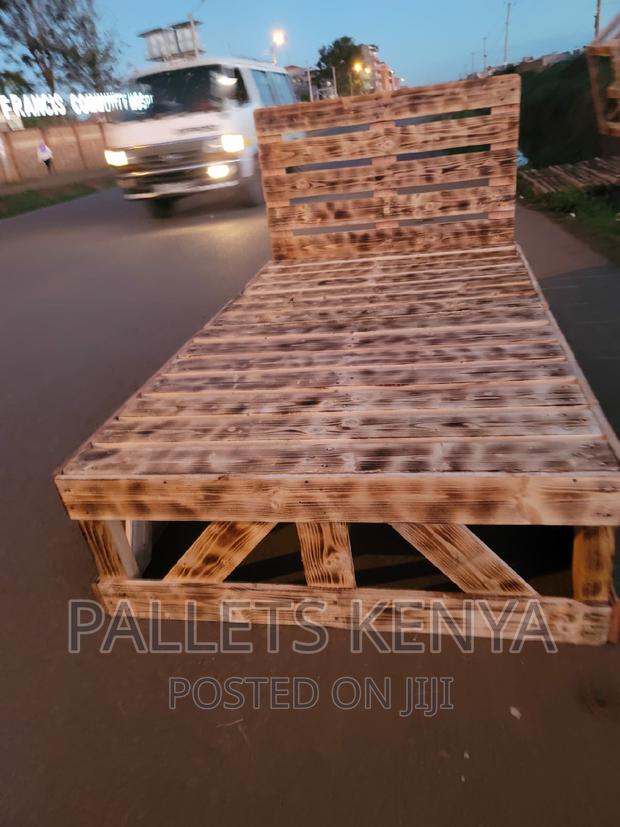 Pallet Bed- 4*6 Detachable and Blazed Pallet Bed. (#Z08 )
