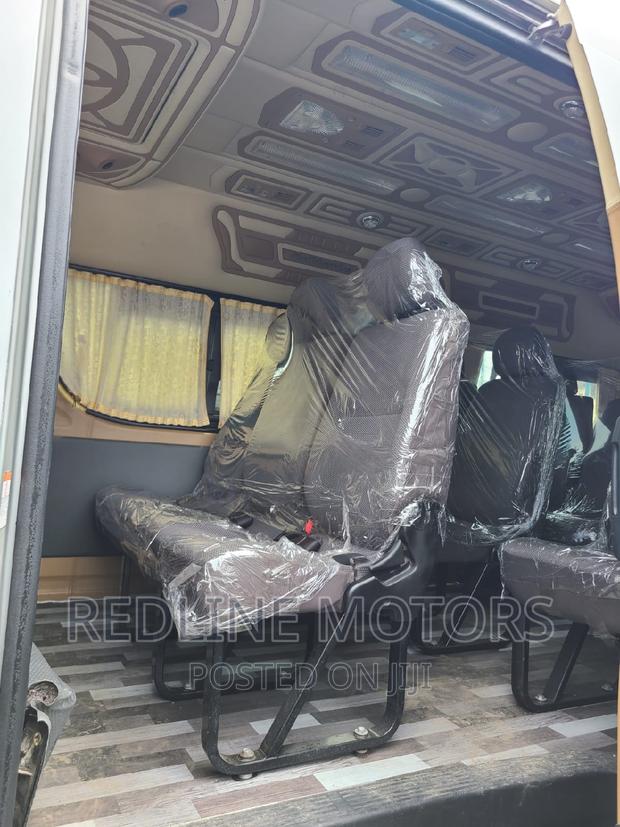 Toyota HiAce 2016 Silver - thumbnail 3