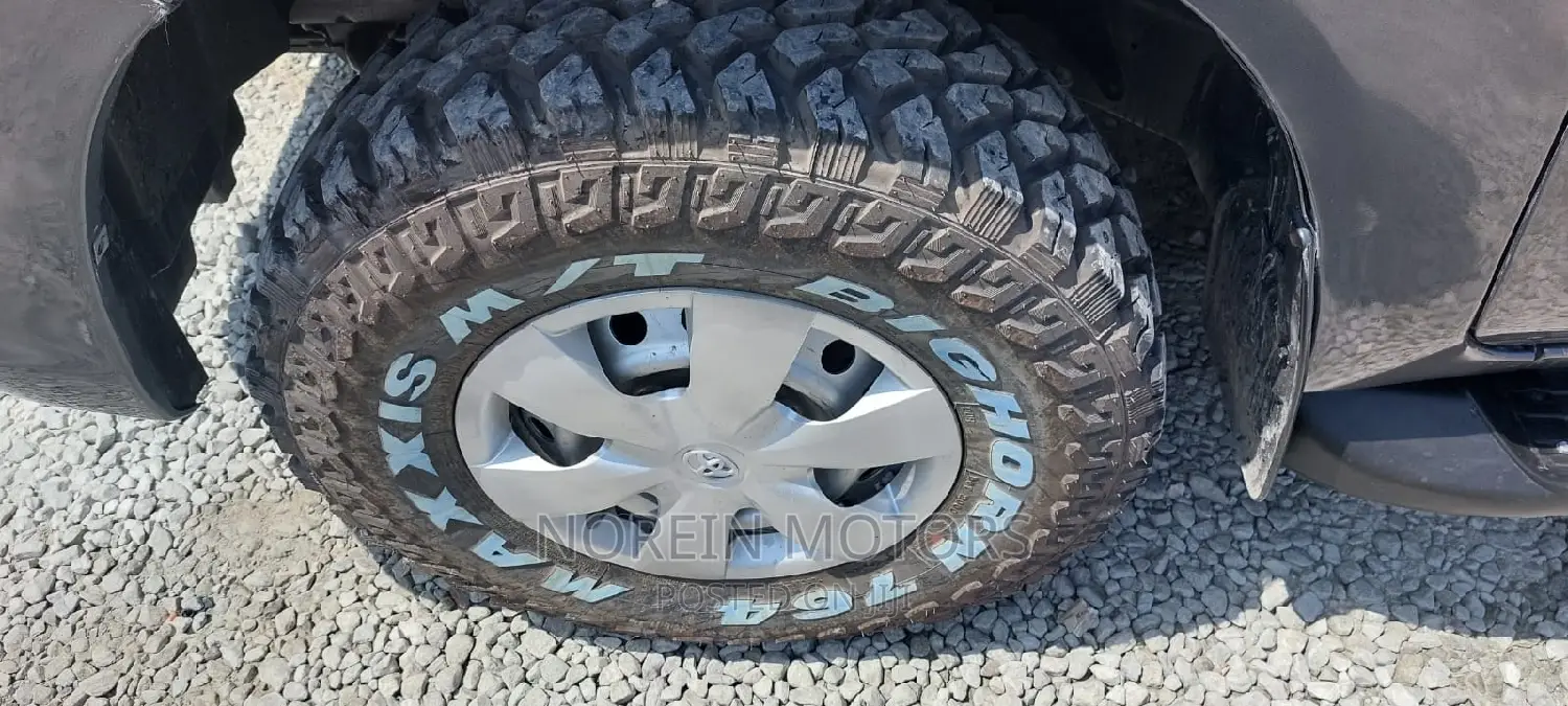 Toyota Hilux 2017 Gray