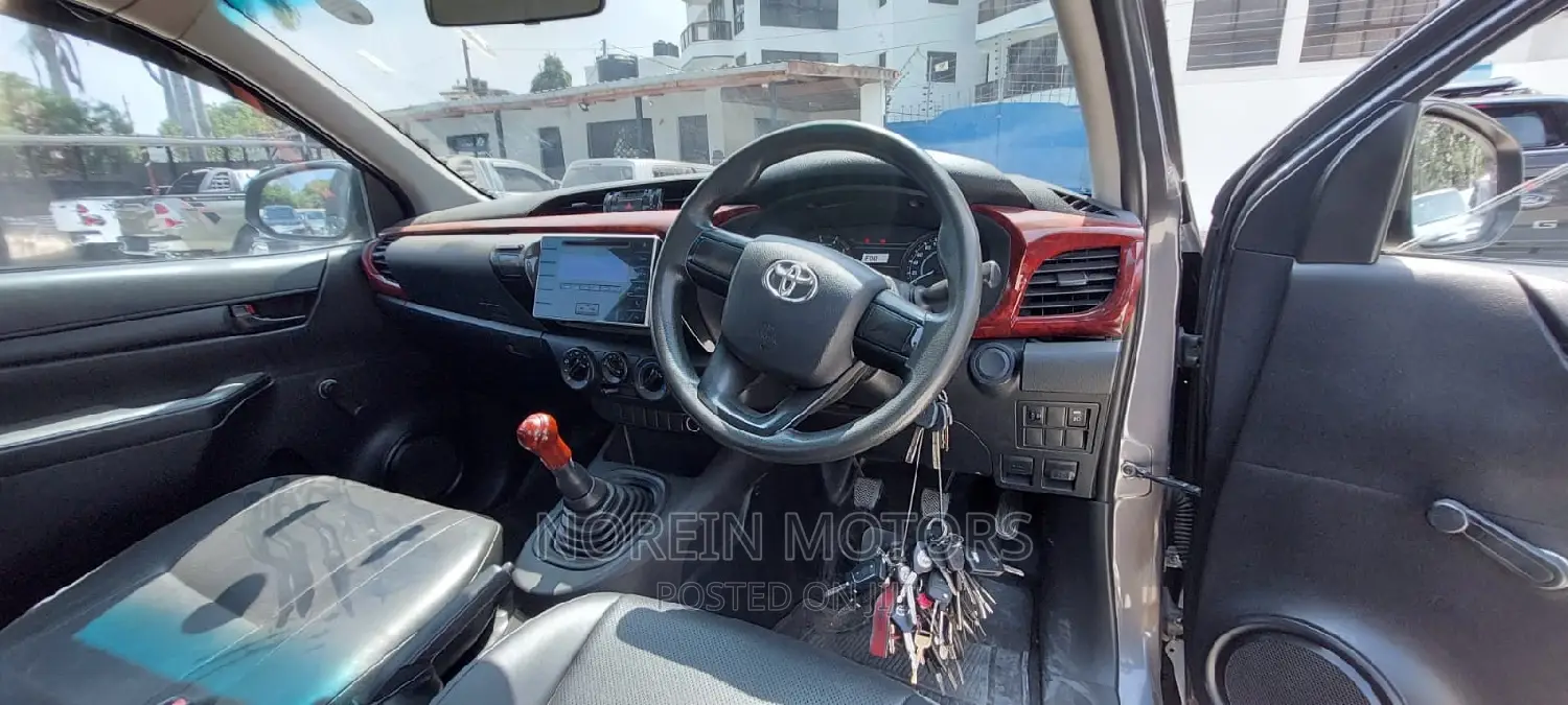 Toyota Hilux 2017 Gray