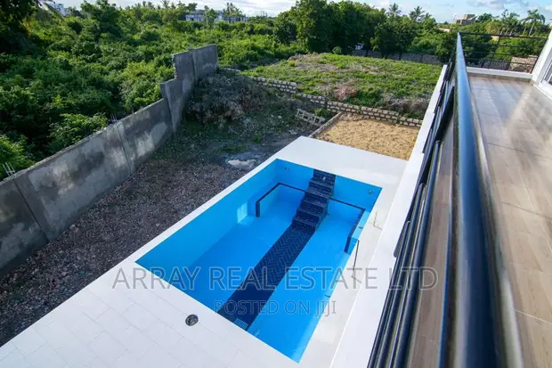 3bdrm Maisonette in Petals, Town Centre for sale