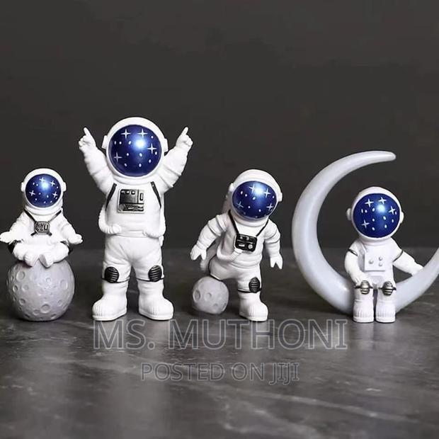 4 Pc Astronaut Figure Statue/Spaceman