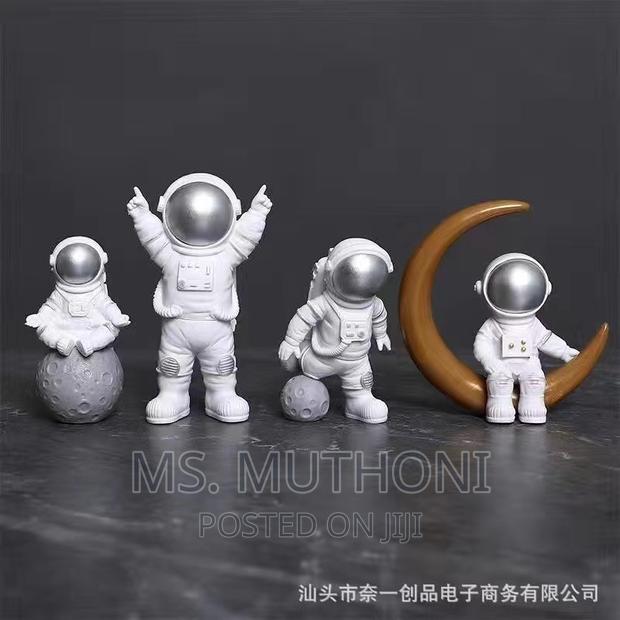 4 Pc Astronaut Figure Statue/Spaceman - thumbnail 4