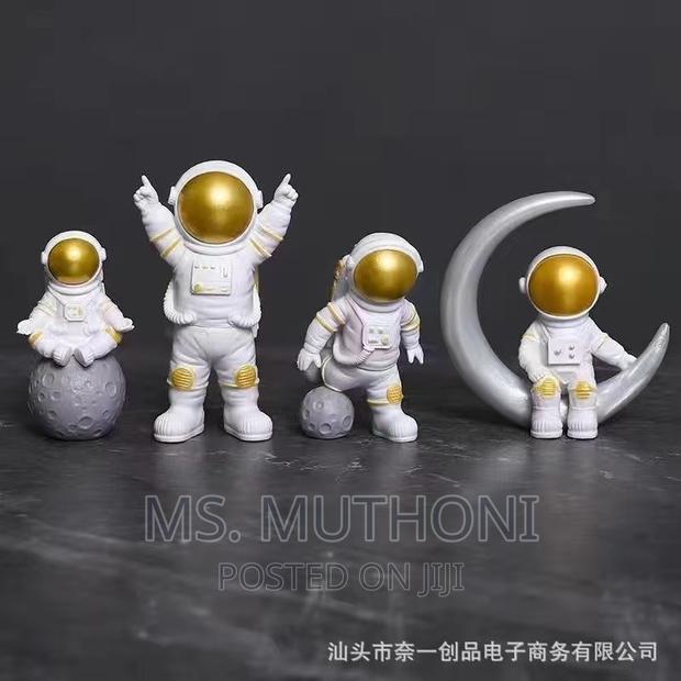 4 Pc Astronaut Figure Statue/Spaceman - thumbnail 2