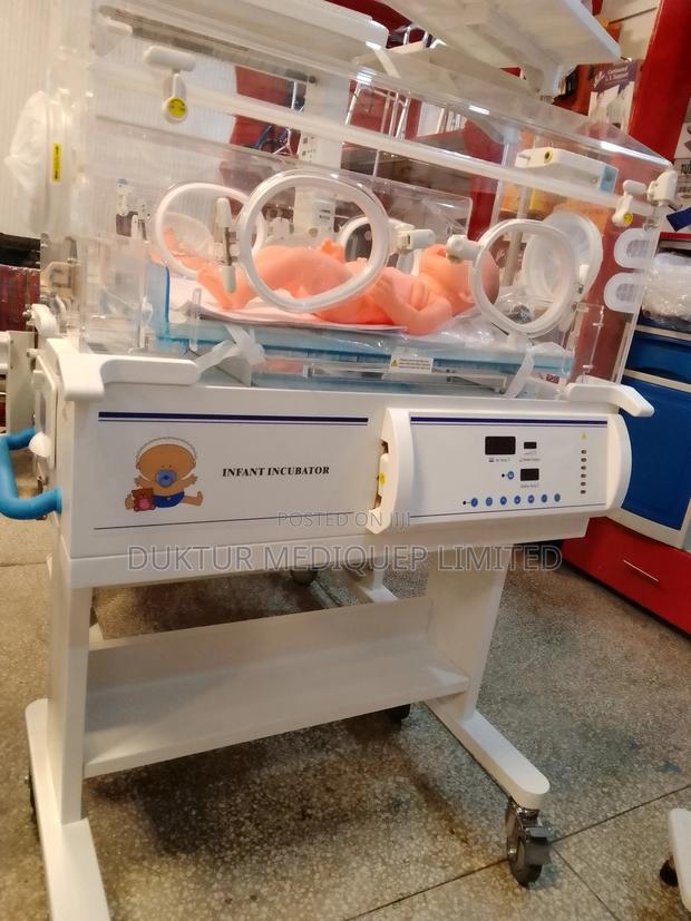 Infant Incubator With Four Holes