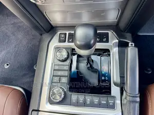 Toyota Land Cruiser 4.6 V8 ZX 2018 White
