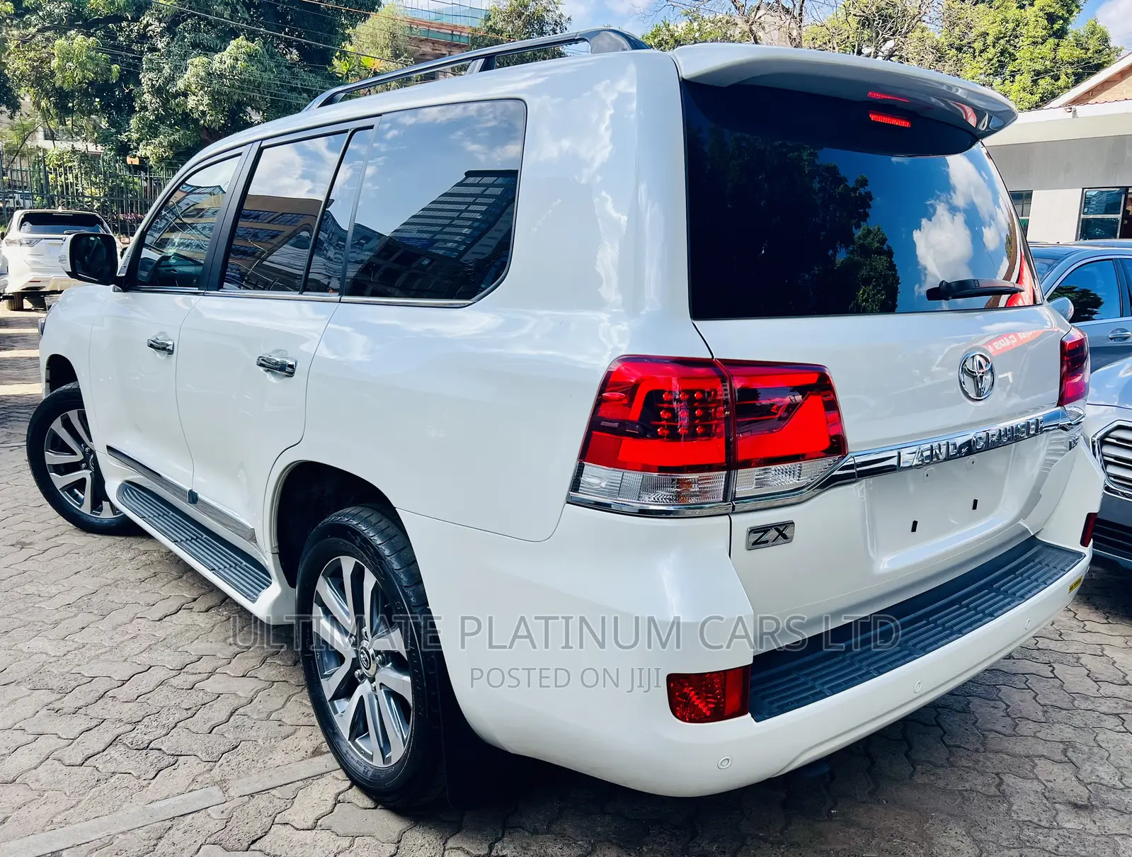 Toyota Land Cruiser 4.6 V8 ZX 2018 White