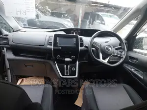 Nissan Serena 2017 Silver