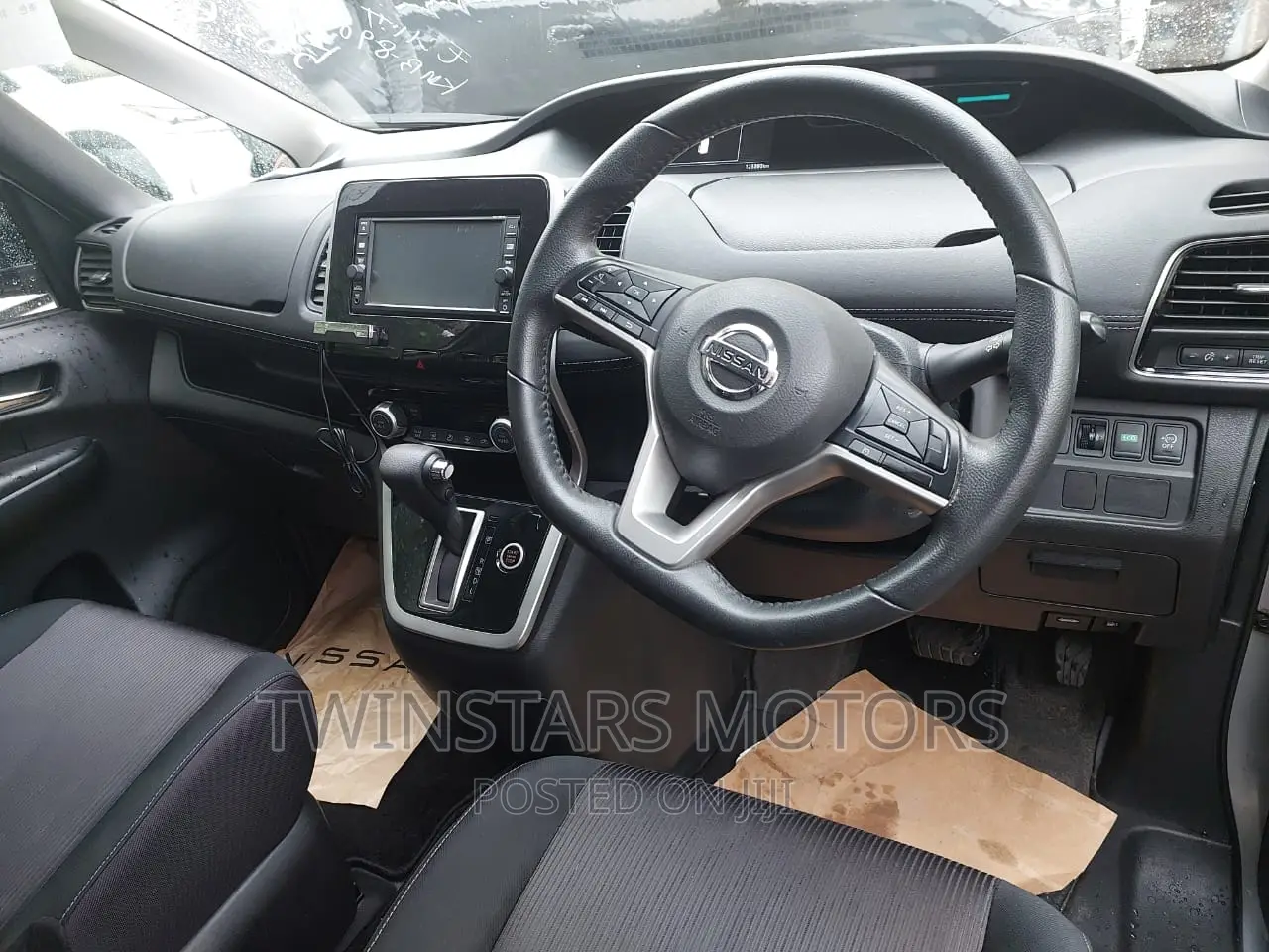 Nissan Serena 2017 Silver