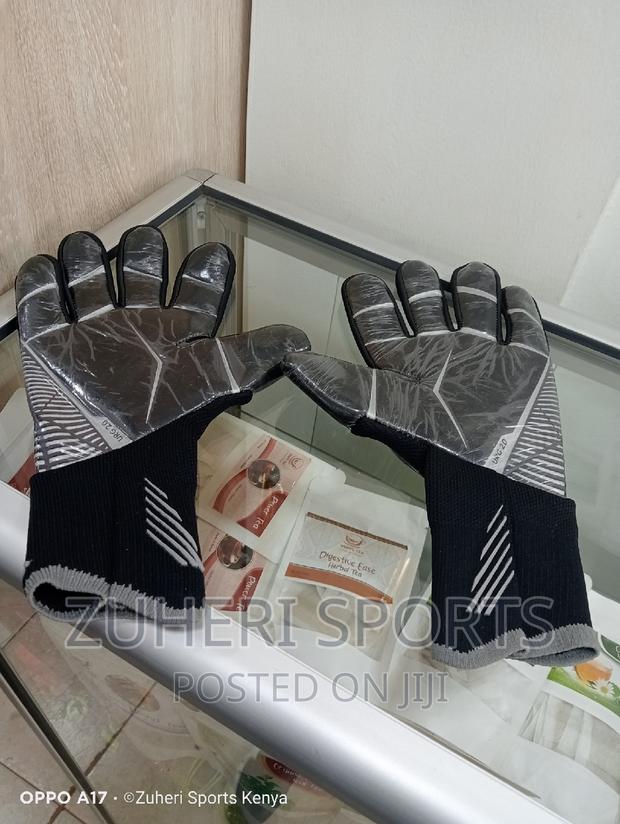Goalkeeper Gloves/Adidas Predator