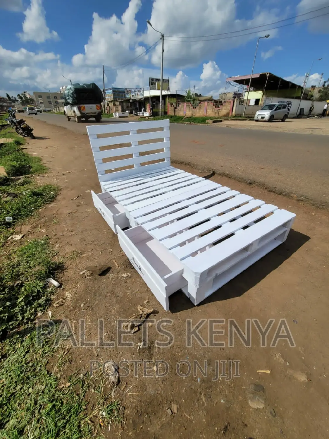 Pallet Bed- 4*6 White Pallet Bed +A Side-Bed Table. (#RT09,)