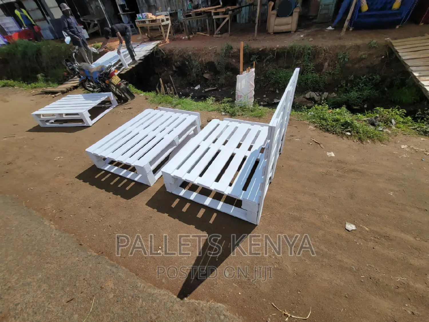 Pallet Bed- 4*6 White Pallet Bed With Drawers. (#KU03)