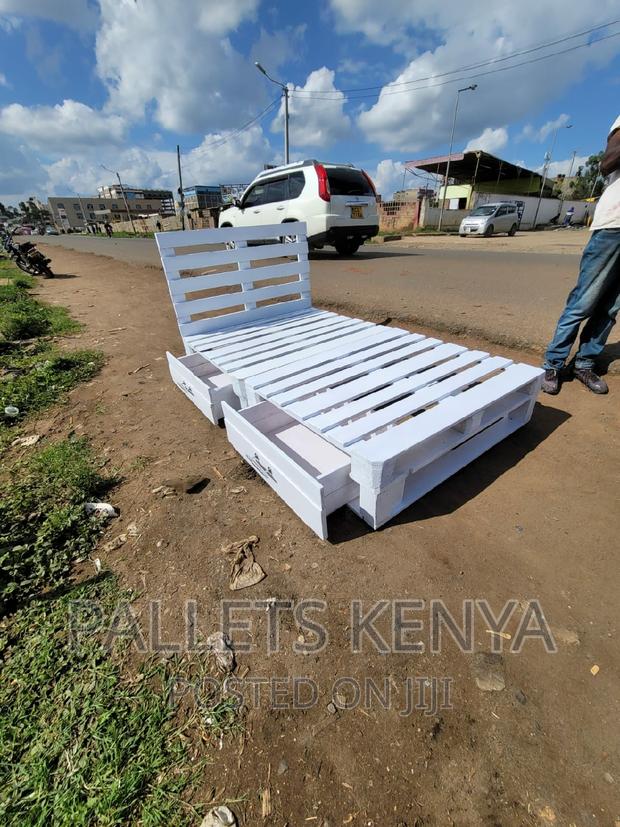 Pallet Bed- 4*6 White Pallet Bed With Drawers. (#KU04)