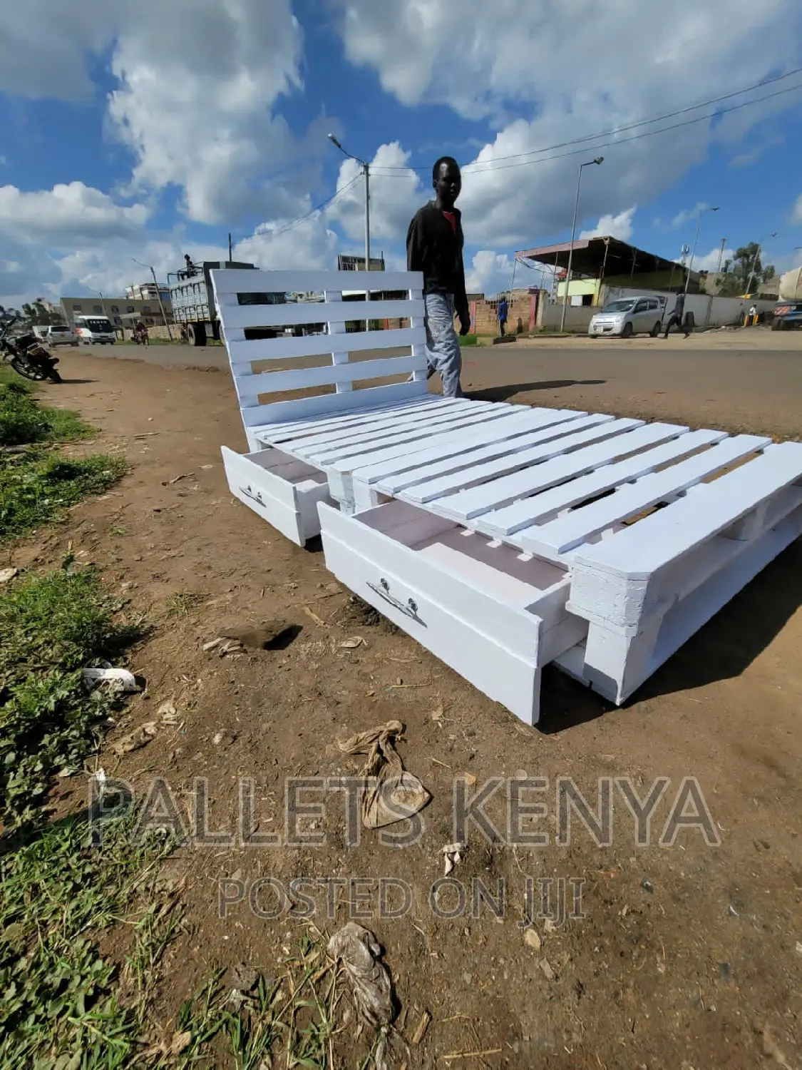 Pallet Bed- 4*6 White Pallet Bed With Drawers. (#KA05 )